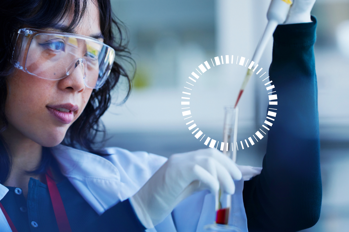 Wissenschaftler hält eine Pipette in der Hand, während er eine Probe entnimmt