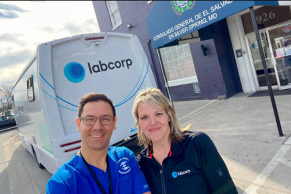  Labcorpの移動診療所の外に立つFabian Sandoval医師とlabcorpの従業員