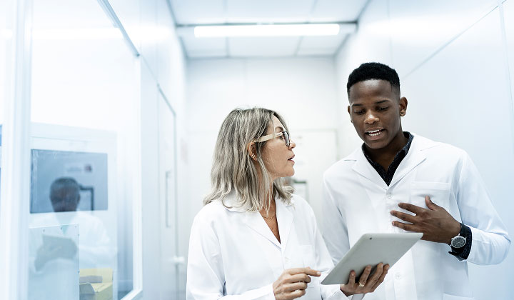 Two scientist debreifing in a lab. 