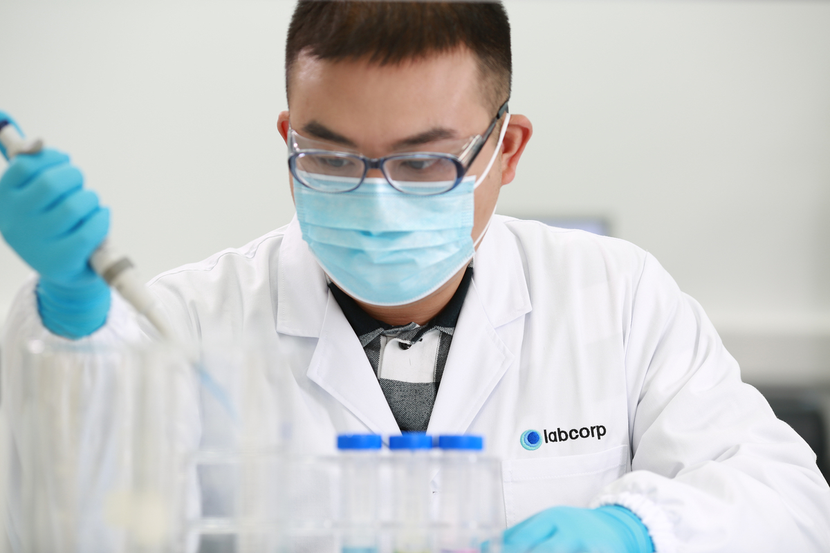 マスクを着けてピペットを手にしたラボコープの科学者。
